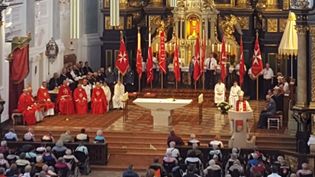 Kirche mit vielen Menschen in Malteser Kleidung, festlicher Gottesdienst