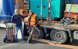 Zwei Männer stehen vor einem beladenen Lkw