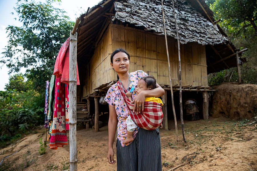 Naw Bu Gaw with her youngest child. Photo: Jana Asenbrennerova/Malteser International