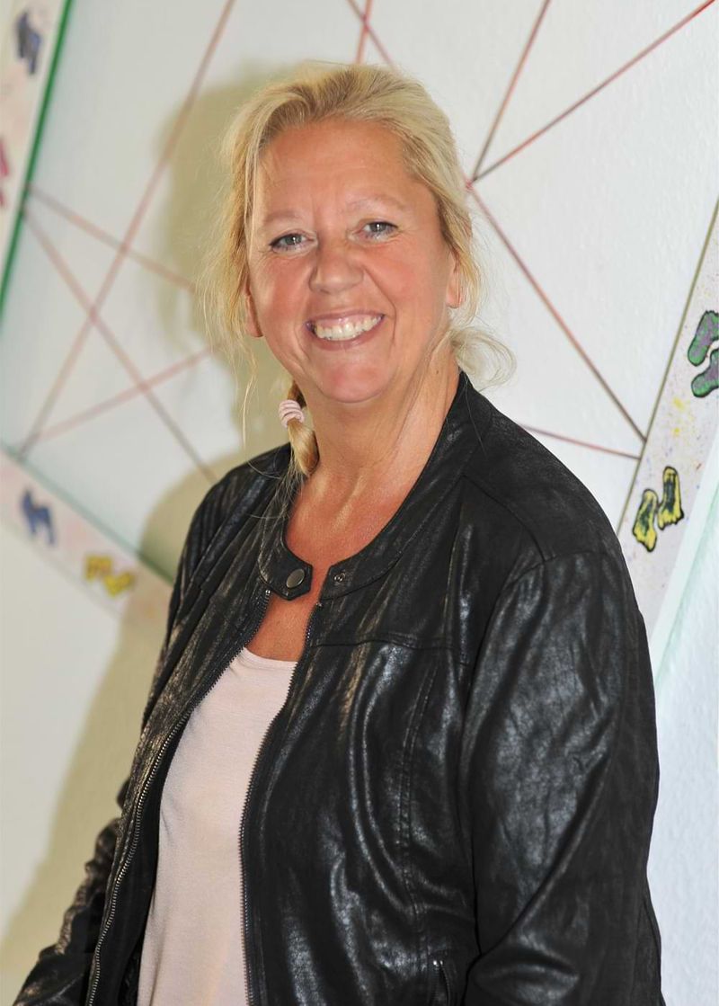 Porträt einer lächelnden Frau.