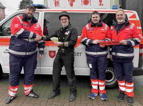 Foto (v.l.): Tim Labenz (Teamleiter Kältebus), Schornsteinfegermeister Stephan Bansemer, Alexander Grosenick und Jan Peter Süße Foto: Yannik Burdenski 