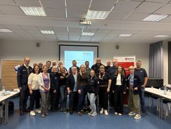 Gruppenfoto der Teilnehmenden vor einem Malteser-Roll-Up
