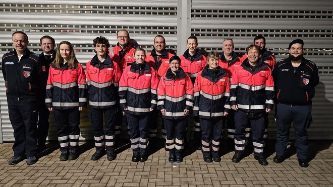 Gruppenbild der Malteser Führungskräfte mit den neuen Ehrenamtlichen in Einsatzkleidung.