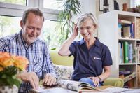 Demenzbegleiter betreuen Menschen mit Demenz