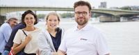 Ein Mann und zwei Frauen stehen nebeneinander.