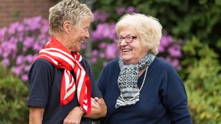 Ältere Dame im Gespräch mit Helferin der Malteser