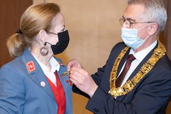 Foto © Malteser/Gerhard Seeger: Annette Lehmann, Stadtbeauftrage Malteser Hilfsdienst e.V. Frankfurter, erhält das Bundesverdienstkreuz aus der Hand von Peter Feldmann, Oberbürgermeister der Stadt Frankfurt.