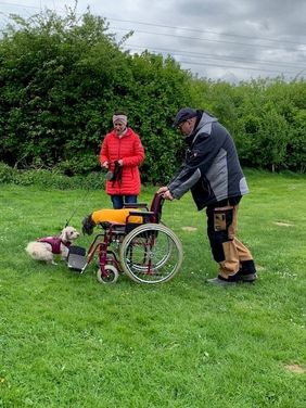 Foto bei der Hundeausbildung mit Rollstuhl