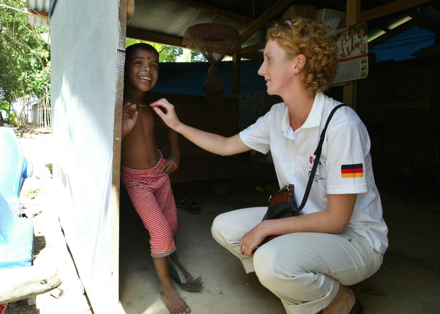 Nach dem Tsunami im Indischen Ozean am 26. Dezember 2004 sind PSNV-Teams (Psychosoziale Notfallversorgung) des Malteser Hilfsdienstes in den Katastrophengebieten wie Sri Lanka, um Betroffenen und Rettungskräften Unterstützung anzubieten.