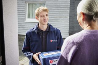 Mitarbeiter stellt Essen zu