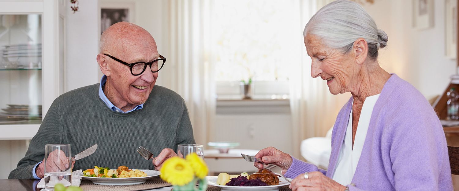 Malteser Menüservice Mitarbeitende liefern schnell und zuverlässig Ihr Mittagessen Zuhause auf den Tisch