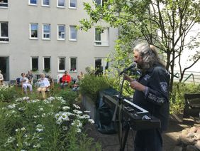 Konzert im Grünen für Senioren im betreuten Wohnen der Malteser.
