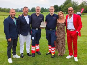 Florian Müller und Thomas Loggen (Mitte) mit der besonderen Skulptur und v.l. Marcus Brück und Jörg Chr. Topfstedt sowie v.r. Stephan Wasserkordt und Rémi Jouanieh.