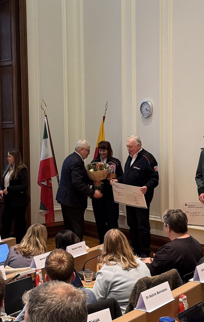 Wolfgang und Beate Schiedel (rechts und Mitte) nehmen den Preis von Bürgermeister Markus Püll (links) entgegen.