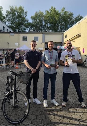 Drei Personen bei der Siegerehrung vom Stadtradeln