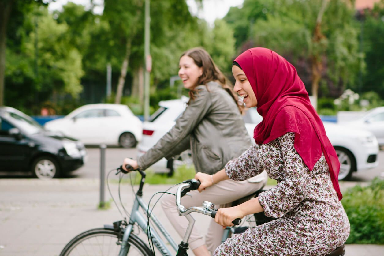 Bike Bridge: zwei junge Frauen fahren auf dem Fahrrad