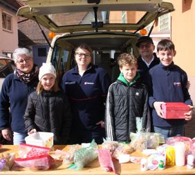 Kinder verkaufen Osterlämmer