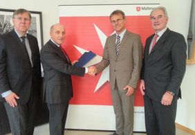 v.l.n.r.: Geschäftsführer J. Krumsiek und Vorstandsvorsitzender Dr. T. von Heydebreck von der Deutsche Bank Stiftung mit Roland Hansen und Diözesangeschäftsführer H. Maes. (Foto: M. Nowak/Malteser Berlin).