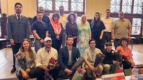 Debattenteams und Jury des Debattierturniers