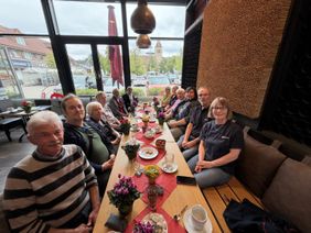 Gruppenfoto der Gäste und Ehrenamtlichen des Mobilen Einkaufswagens der Malteser Wallenhorst