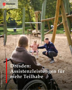 Eine Frau in einem braunen Mantel sitzt im Rollstuhl und beobachtet ein schuakelndes Kind. Ein Mann in Malteserjacke hockt neben dem Kind und hilft.