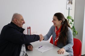 Eine Frau ist mit einem Mann im Gespräch