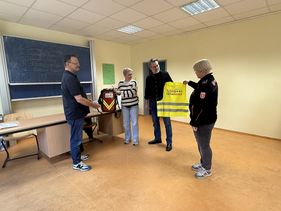 MPT Nicole Schäfer und der Schulleiter Markus Gaisenkersting (Mitte) von der Theodor-Heuss-Realschule nahmen nach der Prüfung den Erste-Hilfe-Rucksack und die Schulsanitäter-Westen von den Maltesern Oberhausen entgegen. 