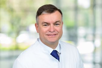 Porträt von PD Dr. med. Klaus Schnake, Chefarzt des Interdisziplinären Zentrums für Wirbelsäulen und Skoliosetherapie.