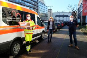 Marc Helle bei der symbolischen Scheckübergabe mit Kerstin von Rappard und Norman Dittrich, Standortbeauftragter für die Initiative in Düsseldorf, der den Wagen zuvor vor Ort nutze und anlässlich des großartigen Engagements vorbeigebracht hat. Fotos: Malteser Köln