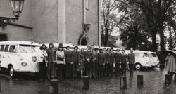 Helfende und Fahrzeuge des Katastrophen-Sanitätszugs der Malteser vor der Pfarrkirche in Bad Honnef.