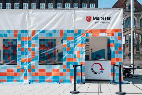 Ein ausfahrbares Dach und Planen sorgen für einen wettergeschützten Vorbereich, der es erlaubt das Angebot ganzjährig zu betreiben