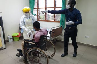 Ein coronainfiziertert Patient wird im Krankenhaus versorgt. Foto: Malteser International