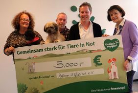 Christian Bartky (2.v.r.) übergibt den symbolischen Spendenscheck an Marita Ohrem mit Hund Lucky, Andy Grob mit Hündin Muckla und Andrea Ferger-Heiter, Stadtgeschäftsführerin des Malteser Hilfsdienst e.V. Köln