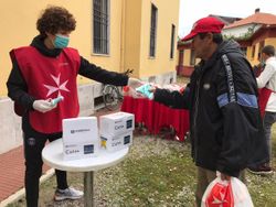 Ausgabe von Mund-Nasen-Masken an Bedürftige. Fotos: Malteser Albanien