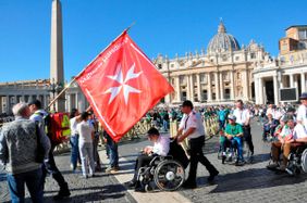 Rollstuhlfahrer auf dem Petersplatz in Rom. Foto: Gold/Malteser