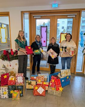 Liebevoll verpackte Geschenke aus der Wünschebaum-Aktion der Malteser Freiburg im St. Carolus Pflegeheim Freiburg