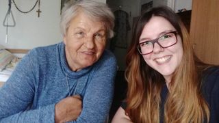 Annika und Stilla im Pflegezimmer von Stilla.