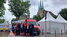 Einsatzfahrzeug der Malteser mit Vertretern der Malteser Magdeburg vor dem Erfurter Dom