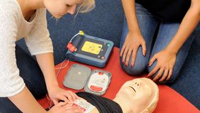 Malteser Erste Hilfe Kurs - Defibrillator (Foto: Martin Klindtworth/Malteser)