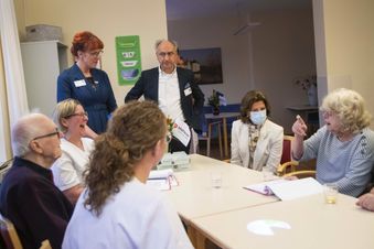 Am Tisch sitzen Patienten mit Königin Silvia. Foto: Lux/Malteser