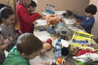 Ablenkung im Stress des Krieges. Foto: Malteser Ukraine