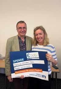 Zwei Personen stehen nebeneinander in einem Raum und halten gemeinsam einen großen Spendenscheck. Der Scheck zeigt eine Spendensumme von 500 Euro sowie die Angaben „Malteser Hilfsdienst Plauen“ und das Datum „03.03.2026“. Der Scheck trägt zudem den Schriftzug „Gemeinsam für unsere Region!“ und Logos der beteiligten Organisationen. Im Hintergrund sind ein Tisch und neutrale Raumelemente zu sehen.