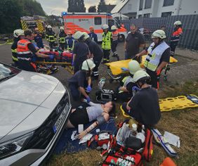 Viele Einsatzkräfte üben die Versorgung von verletzten Menschen