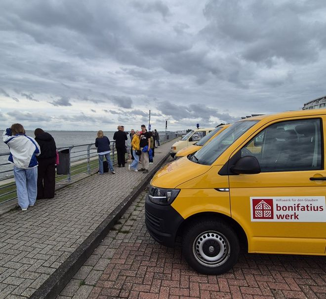 Gelbe VW-Transporter an der Wilhelmshavener Promenade