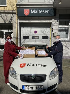 Die Leiterin der Kostümabteilung der Deutschen Oper am Rhein, Stefanie Salm, überbrachte den Maltesern Düsseldorf rund 400 eigens von ihrem Team angefertigte Mundschütze. Der stellvertretende Diensteleiter des Malteser Hilfsdienst e.V. Düsseldorf, Marcel Tschurer, freut sich über die schöne Aktion