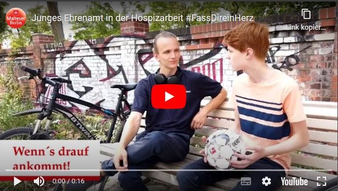 Jungre Ehrenamtlicher der Malteser im Gespräch mit einem trauernden Jungen.