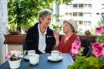 Ehrenamtliche besuchen ältere Menschen zu Hause oder in einer Einrichtung der Altenhilfe. Foto: Weiland / Malteser