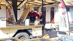 Zwei Männer der Malteser arbeiten an einer Feldküche.