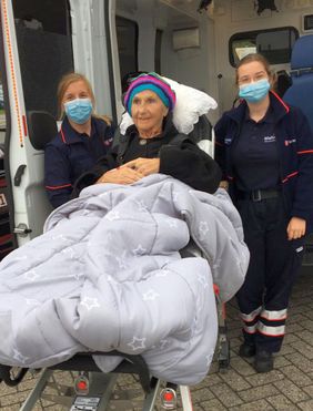 Hanna Groß und Julia Makowski mit Frau A. in Emden. Die beiden jungen Frauen begleiteten die Bonnerin auf ihrer Reise als Malteser Herzenswunsch-Team aus Bad Honnef/Siegburg.