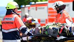 Rettungsdienst-Mitarbeitende bei einer Übung